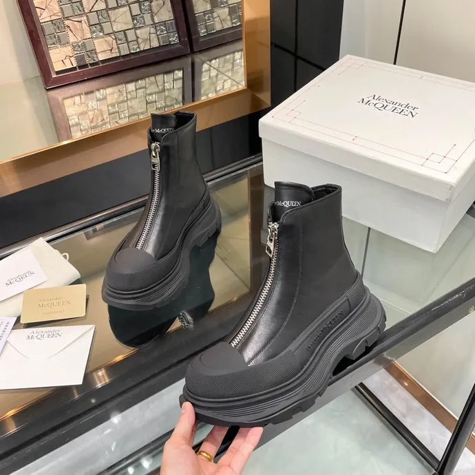 👟👟Ex-factory price 620👟👟 Men +10 🔥4050 McQueen’s new popular women’s boots and couple shoes🔥 Original 1:1 replica, the highest version! AIexanderMcQUEEN✅ products have been certified, endorsed by many celebrities such as Guli Nazha, Wu Lei, and Internet celebrity bloggers, and have fashion models on the T stage of Milan Fashion Week! Front zipper design, easy to wear, 6 cm heel height, comfortable to wear and heighten your legs, fabric: top grain calfskin/ lining: imported sheepskin feet: imported sheepskin, women's size 35-40 (40 must be customized). Men's size 39-45 (45 must be customized). Color: black/white, all black, off-white. Packaging: Matching counter packaging certificate pure cotton bag.